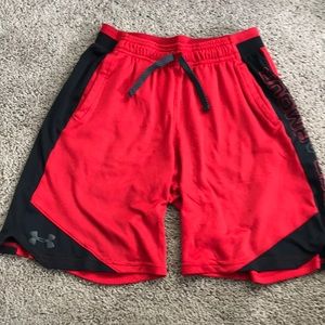 Boys L Under Armour shorts